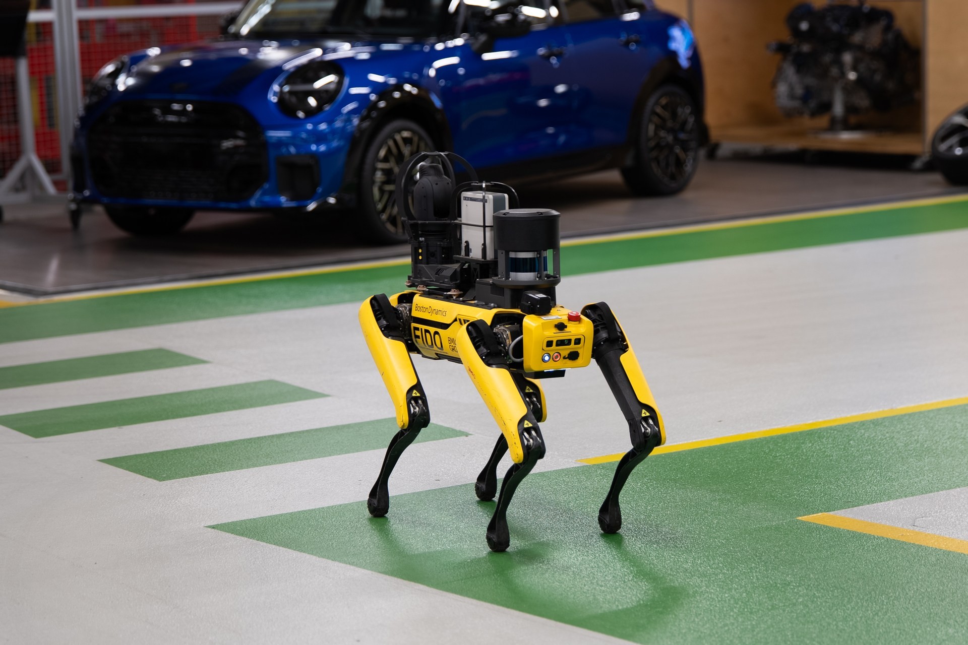 Produção e montagem do MINI na fábrica do BMW Group com o robô LIDO, 2026.